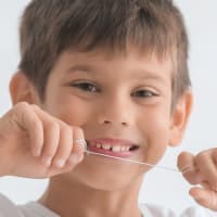 استخدام-خيط-الاسنان-للاطفال