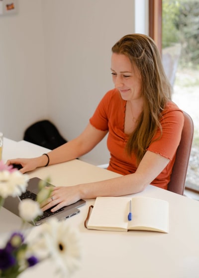 Lisanne werkt aan een project