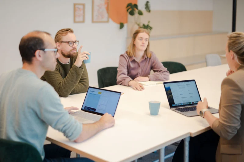 Onderwijsprofessionals overleggen samen