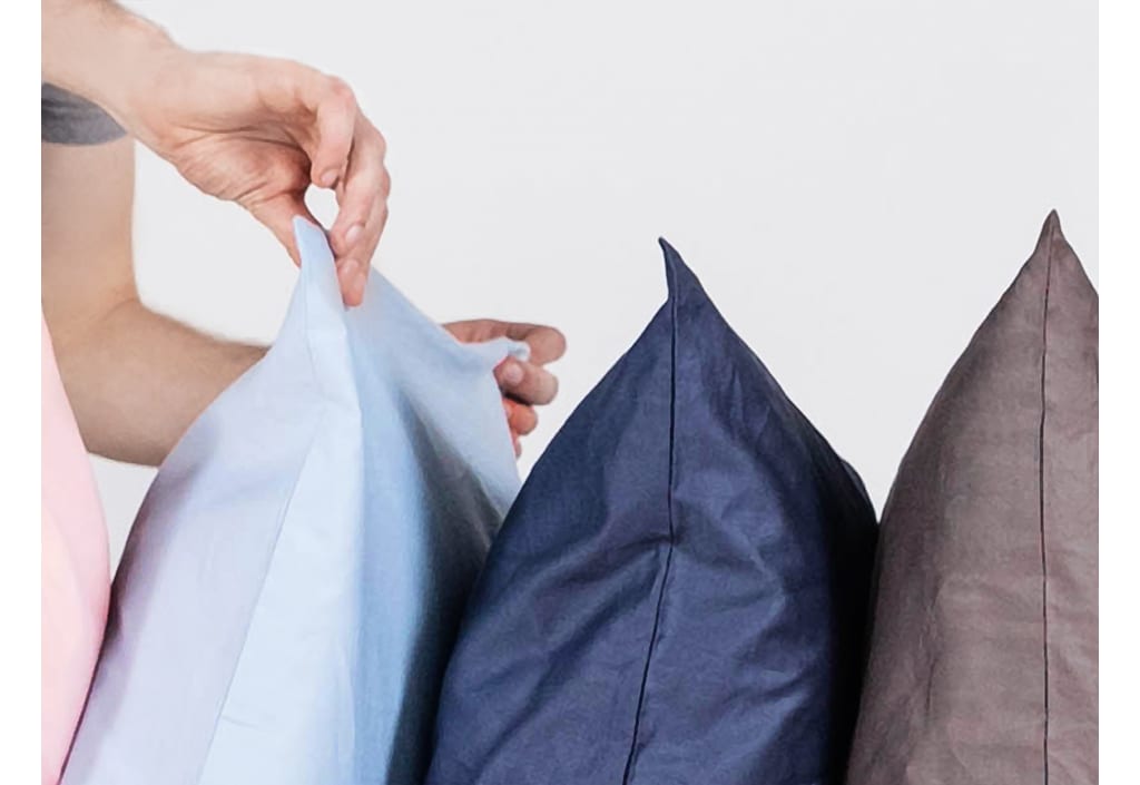 Person feeling the edge of Onebed Pillowcase with his fingers