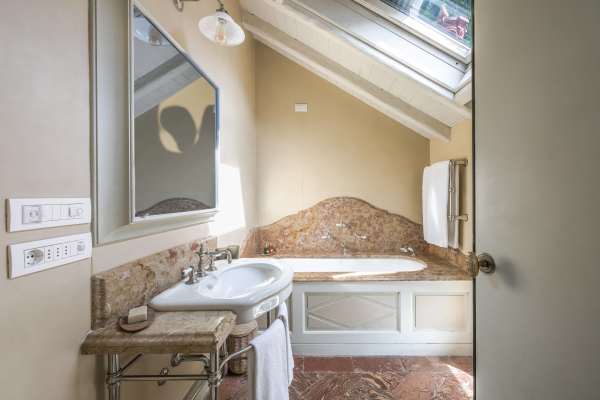 db05f852-5e8f-41d1-851a-4d51650cc4c9