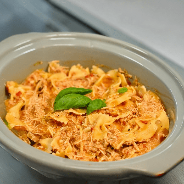 Creamy Tomato Basil Chicken Pasta (Crockpot)