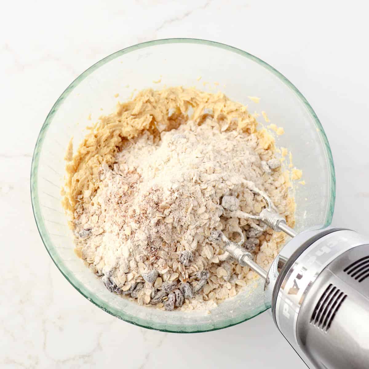 Chewy & Spicy Oatmeal Raisin Cookies