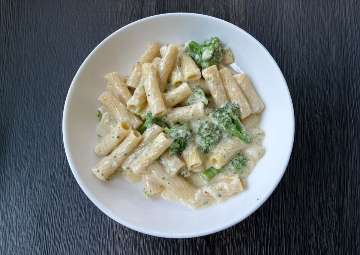 Garlic Cream Rigatoni with Broccoli