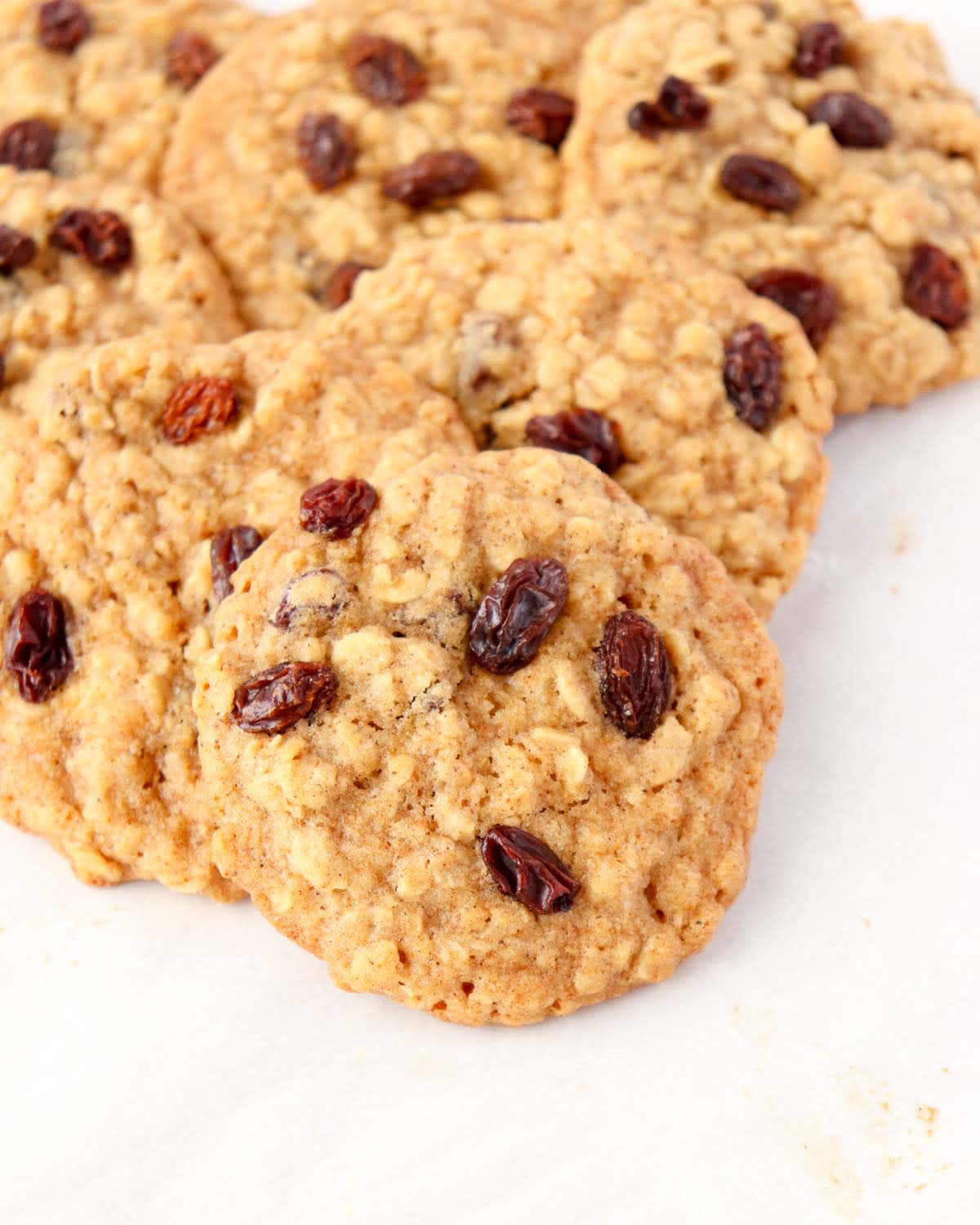 Chewy & Spicy Oatmeal Raisin Cookies