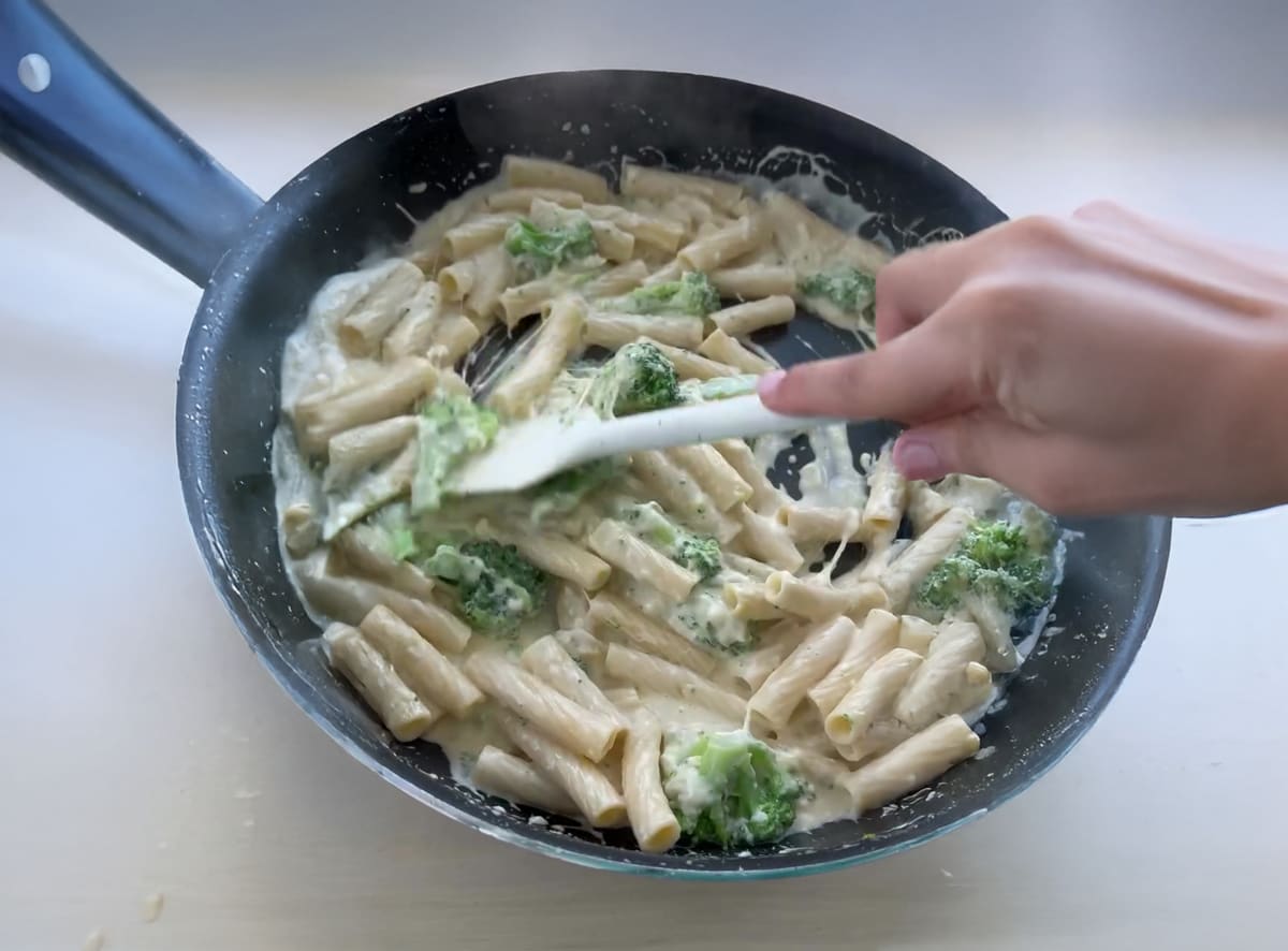 Garlic Cream Rigatoni with Broccoli