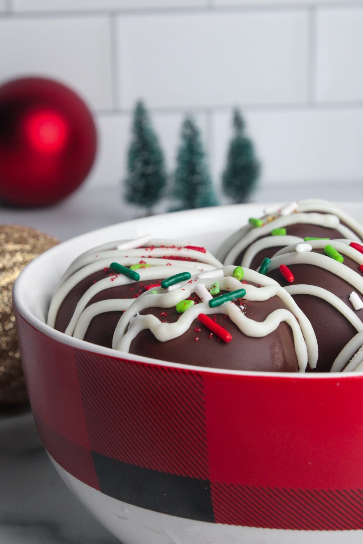 Healthy Gingerbread Cookie Truffles
