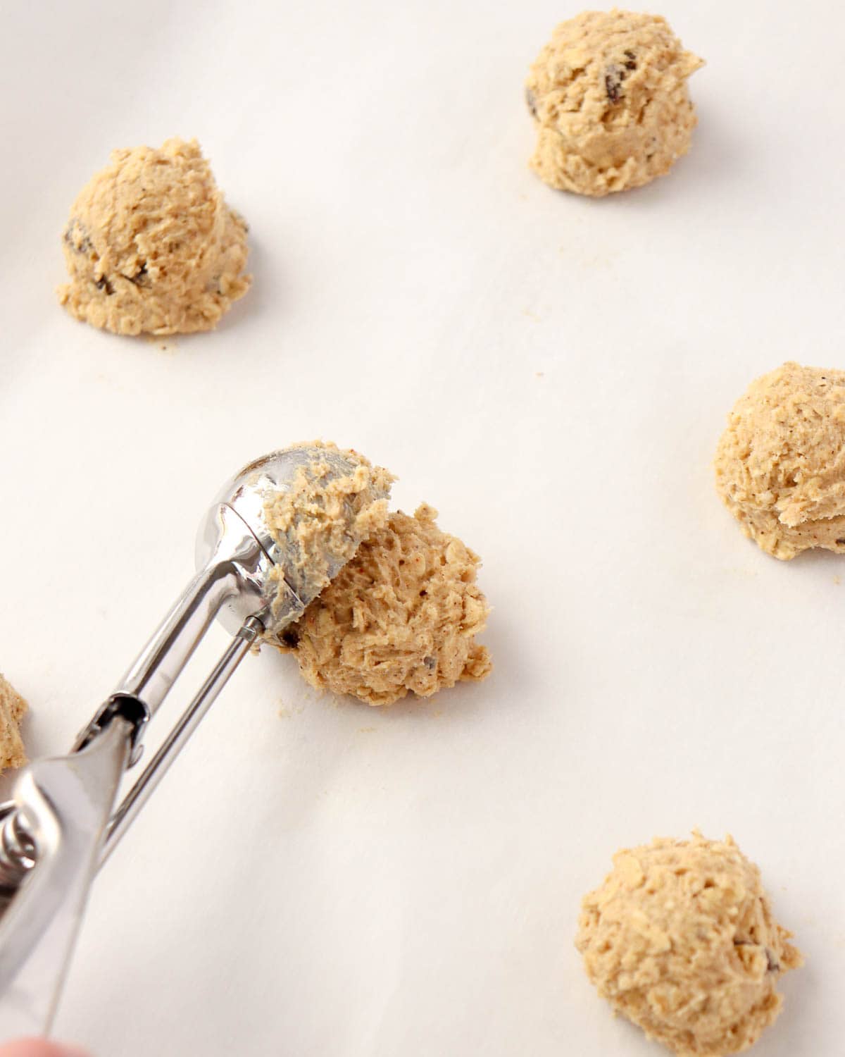 Chewy & Spicy Oatmeal Raisin Cookies
