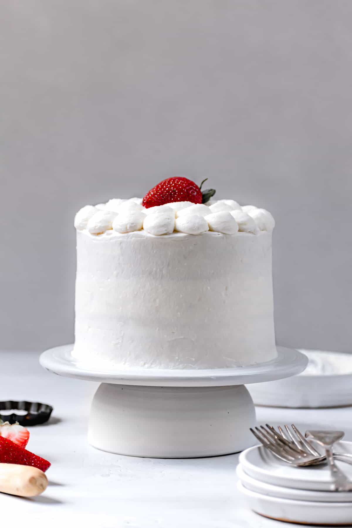 White Cake with Strawberries and Mascarpone Frosting