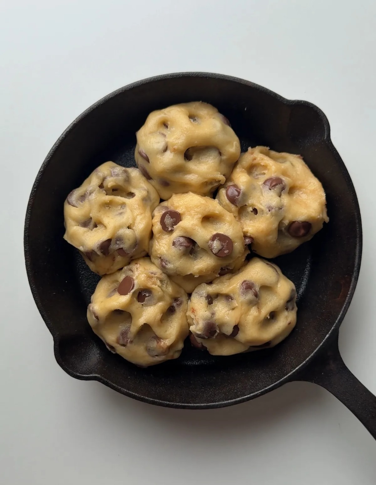 Nutella Stuffed Scoopable Chocolate Chip Cookie Pie