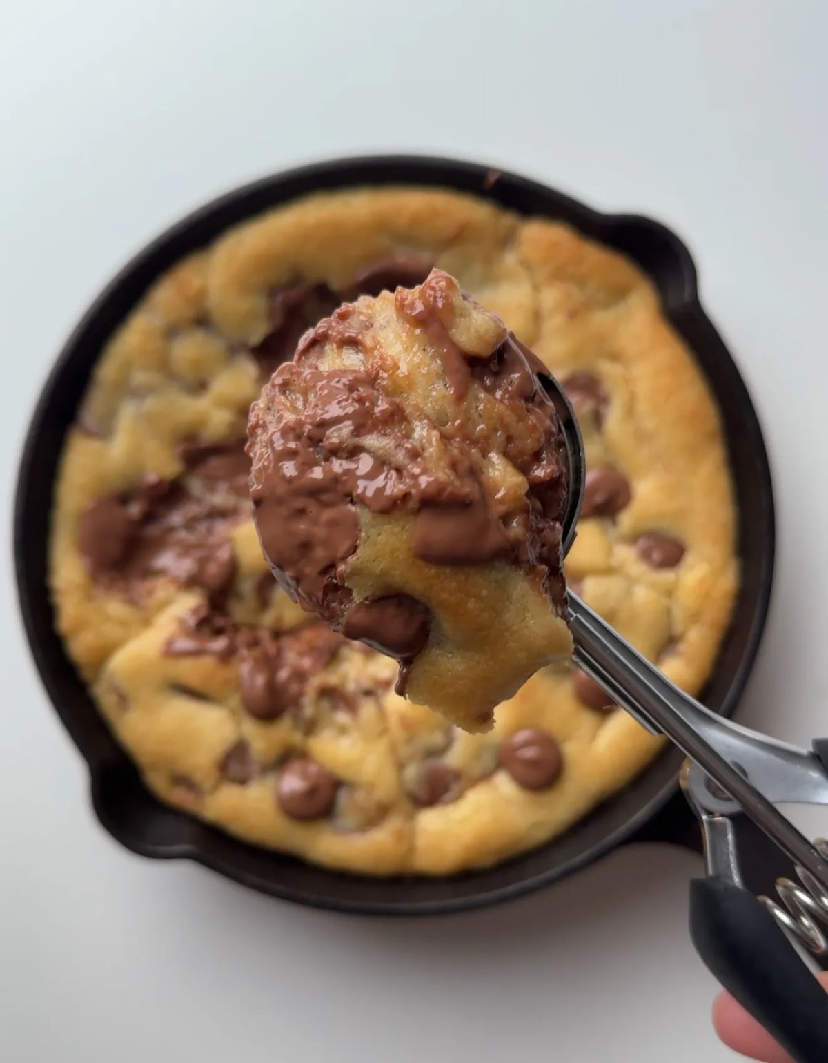 Nutella Stuffed Scoopable Chocolate Chip Cookie Pie