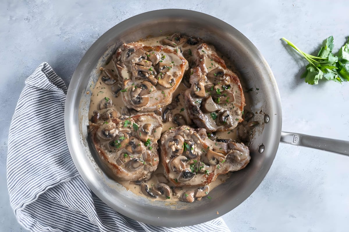 Pork Chops with Creamy Mushroom Sauce