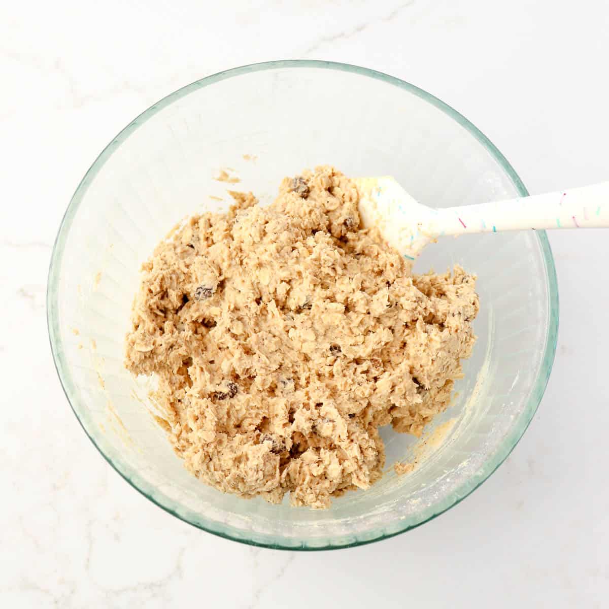 Chewy & Spicy Oatmeal Raisin Cookies