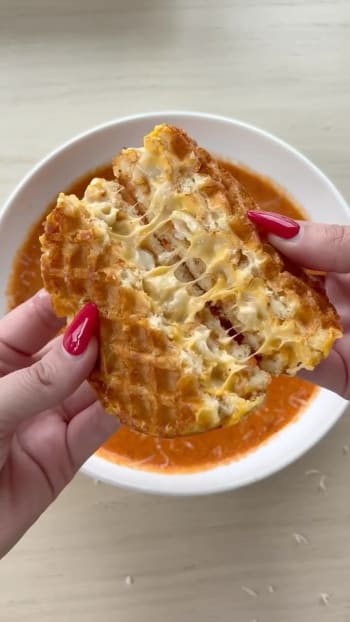 Mac & Cheese Grilled Cheese with Tomato Soup