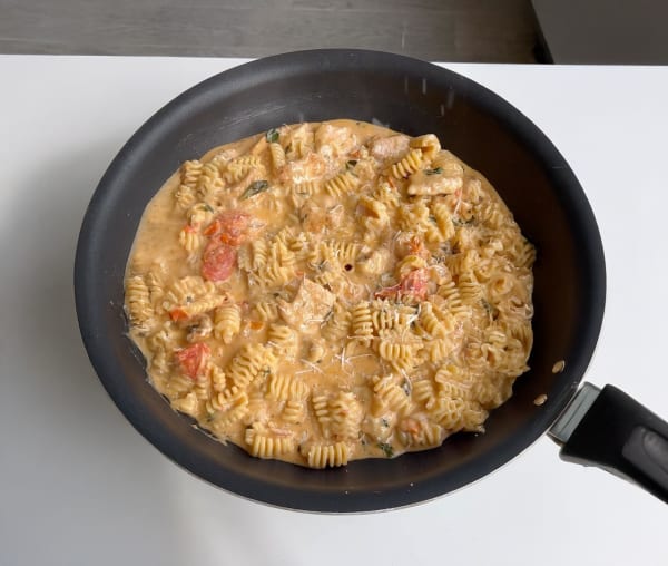 Cheesy Tomato Pasta with Chicken cover
