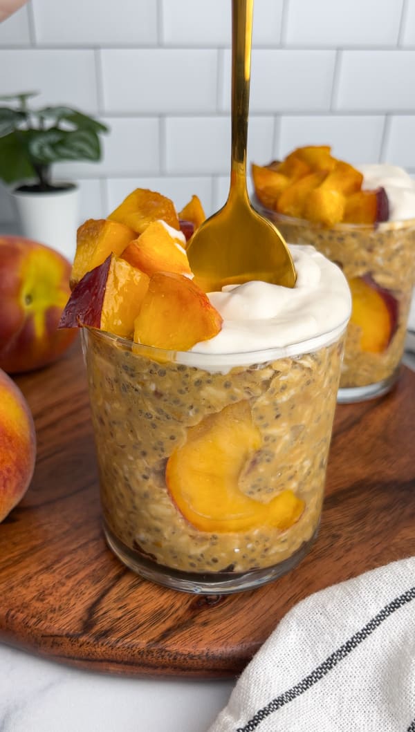 Peaches & Cream Overnight Oats cover