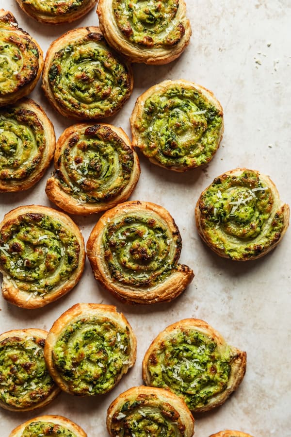 Flaky Spinach and Ricotta Puff Pastry Pinwheels cover