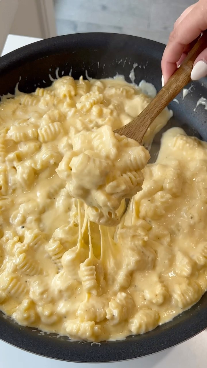 Cheesy Baked Pink Macaroni