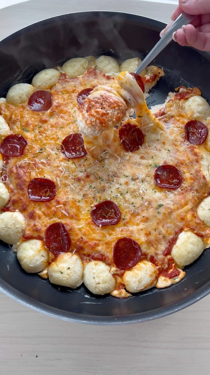 Cheesy Pizza Dip with Garlic Cheese Bread