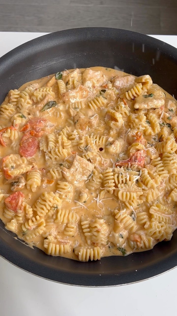 Cheesy Tomato Pasta with Chicken