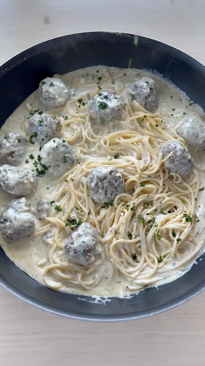 Alfredo Spaghetti with Meatballs