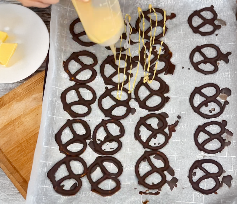 Chocolate-Covered Pretzels with Peanut Butter Drizzle