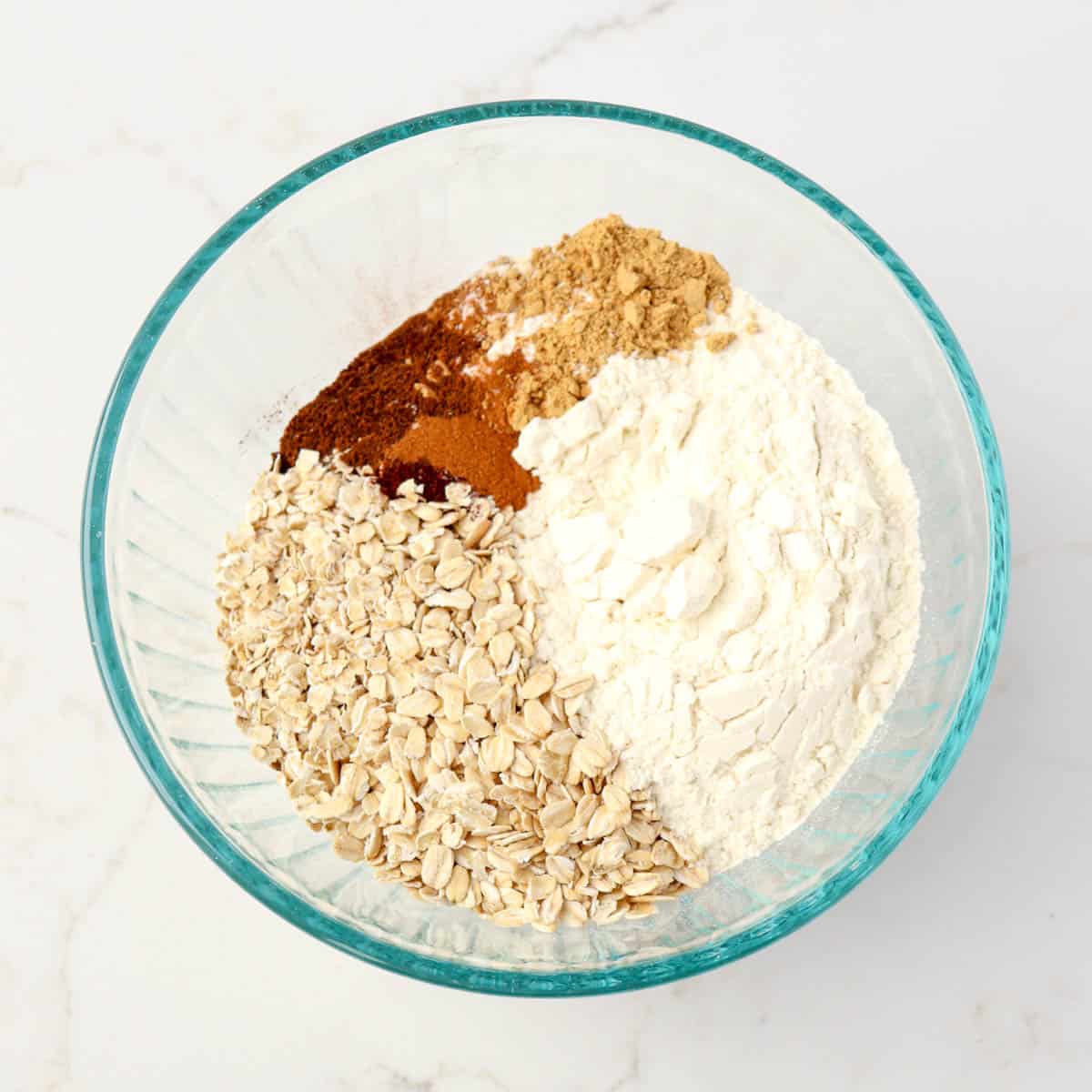 Chewy & Spicy Oatmeal Raisin Cookies