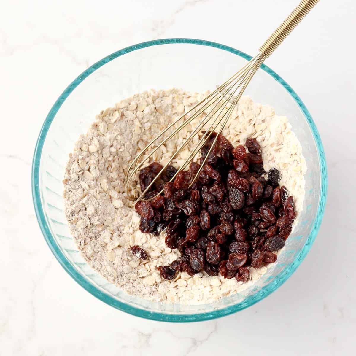 Chewy & Spicy Oatmeal Raisin Cookies