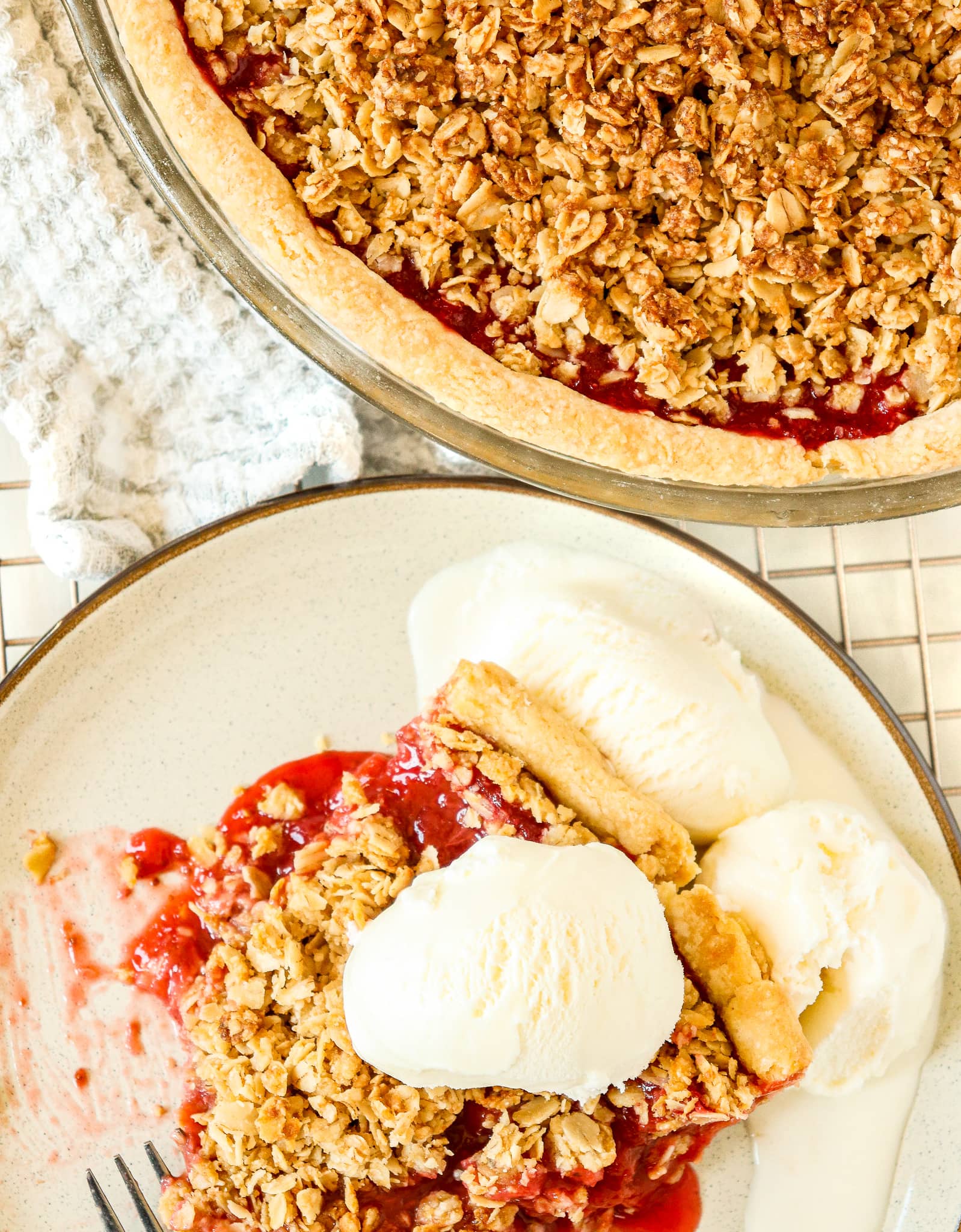 Strawberry Rhubarb Crumble Pie