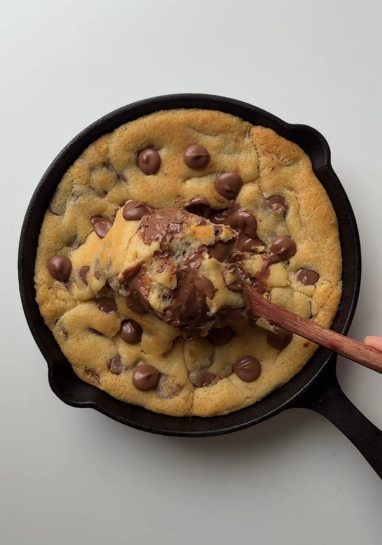 Nutella Stuffed Scoopable Chocolate Chip Cookie Pie