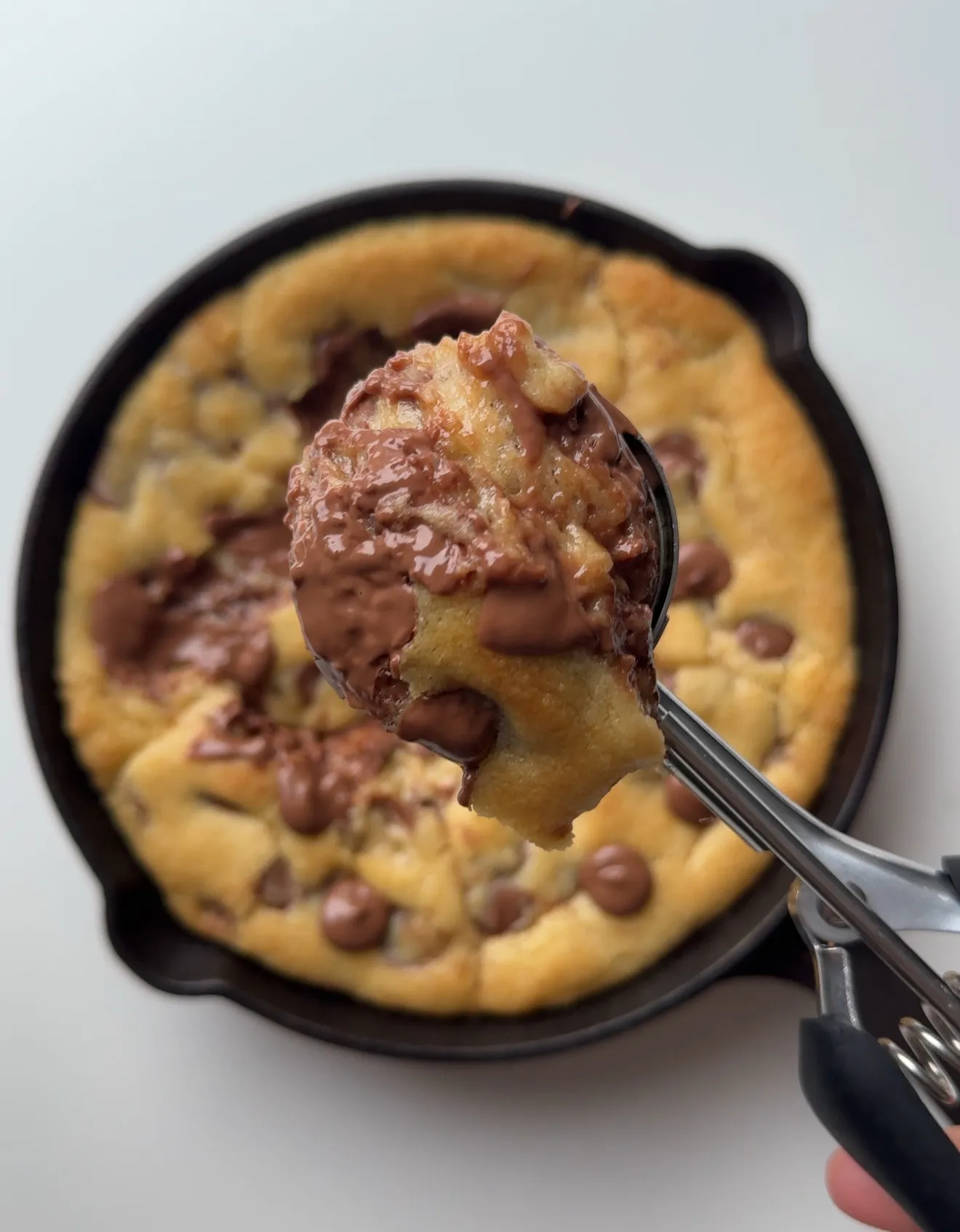 Nutella Stuffed Scoopable Chocolate Chip Cookie Pie