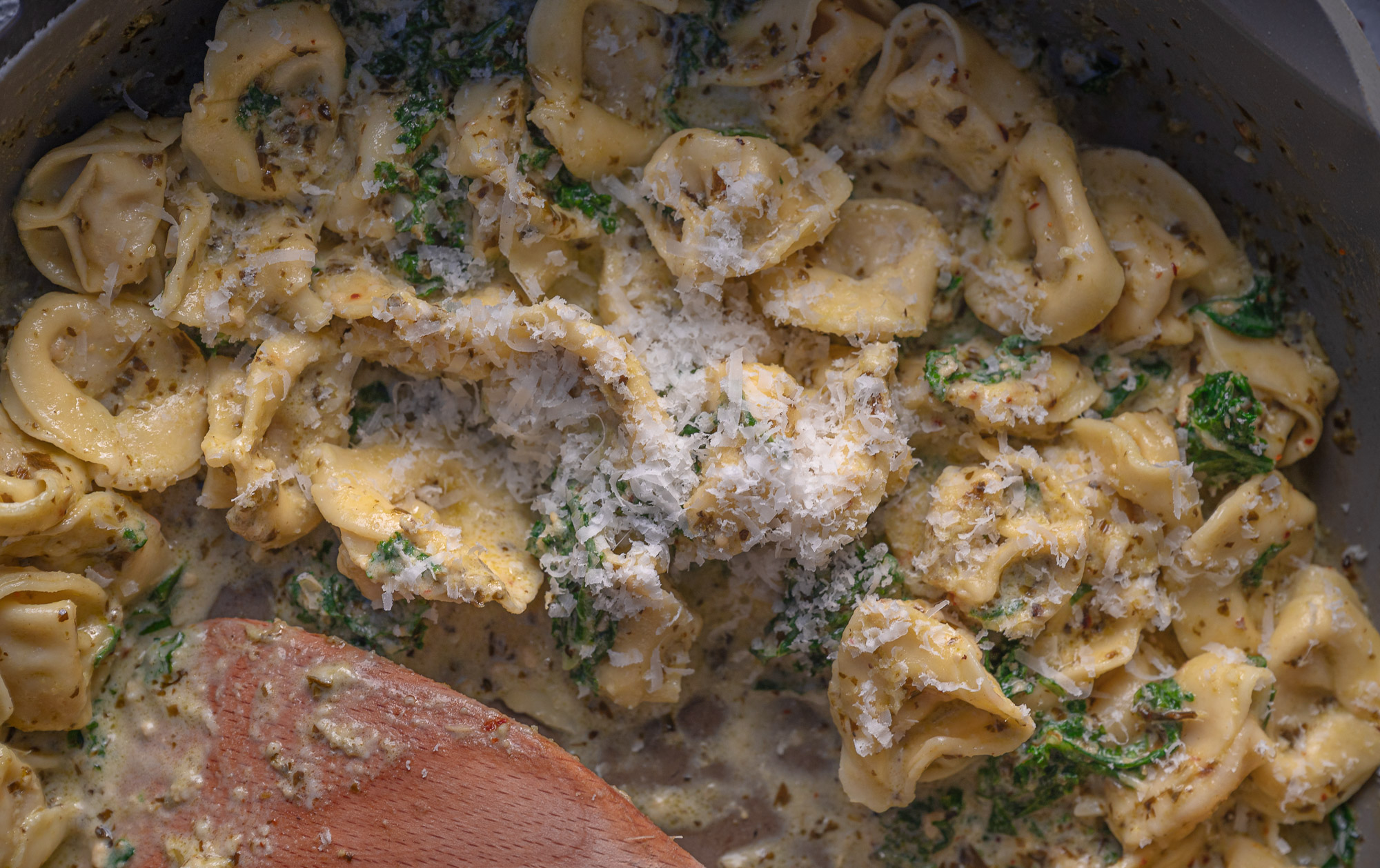 Quick and Easy Tortellini Pesto Cream with Kale