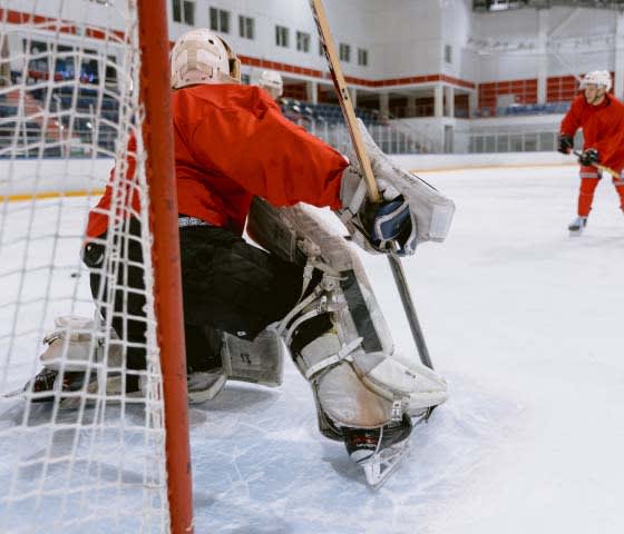 Ungdomar som spelar ishockey