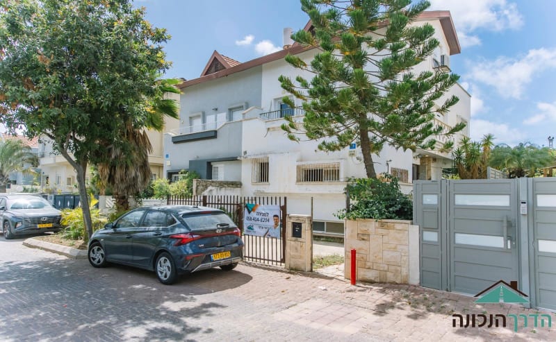 House for Sale in Rishon LeZion - Image 1