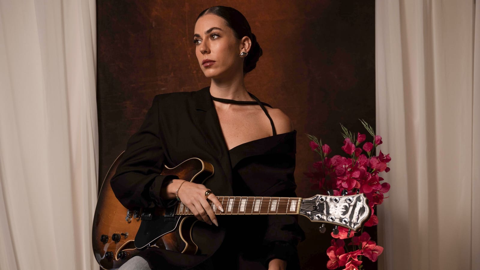 Female R&B/Soul singer-guitarist — photo 1