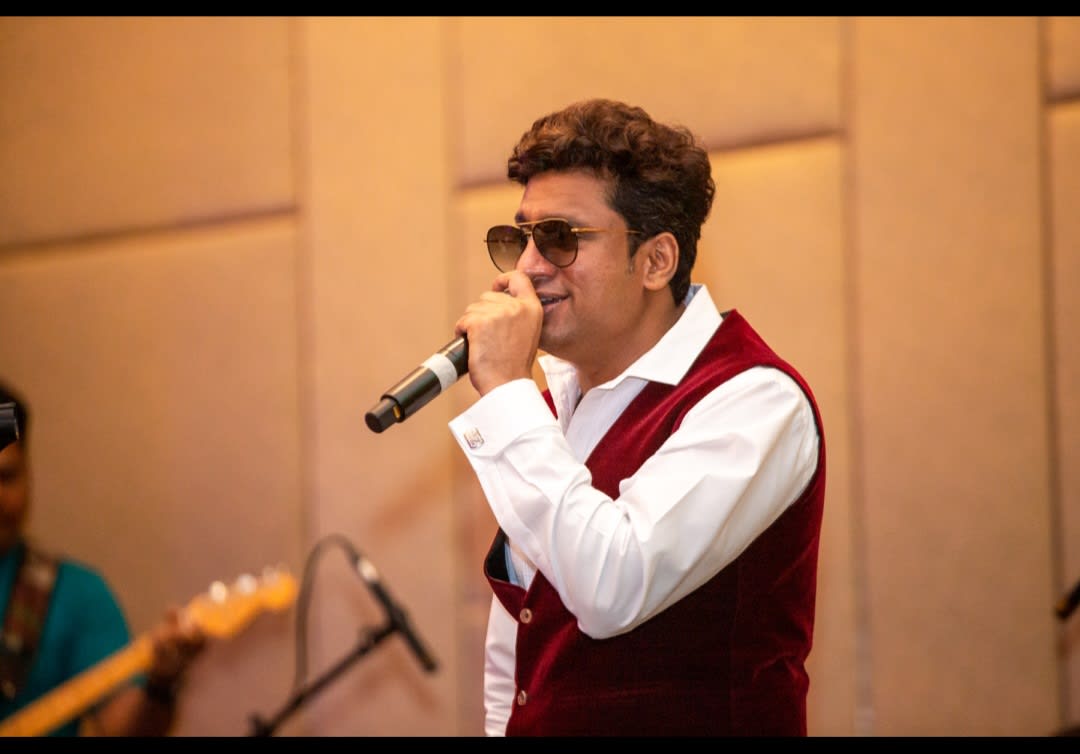 Bollywood singer — photo 1
