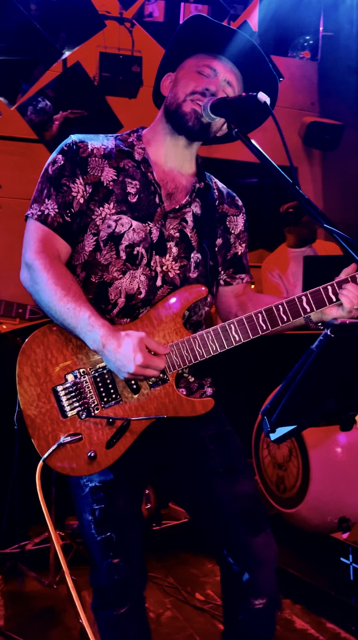Male vocalist and electric/acoustic guitar player, available immediately! — photo 1