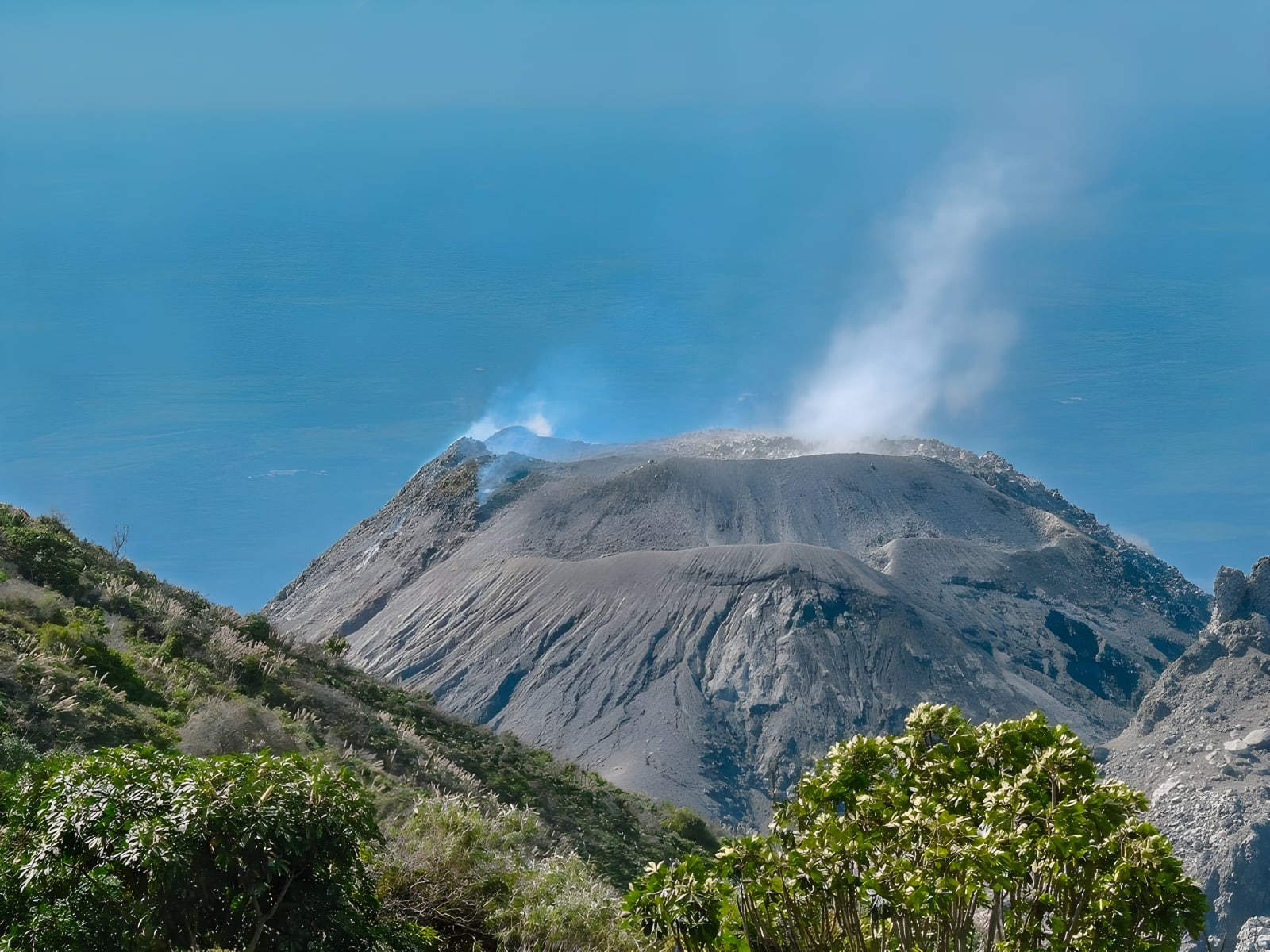 Santiaguito Volcano smoking next to Santa María, Quetzaltenango