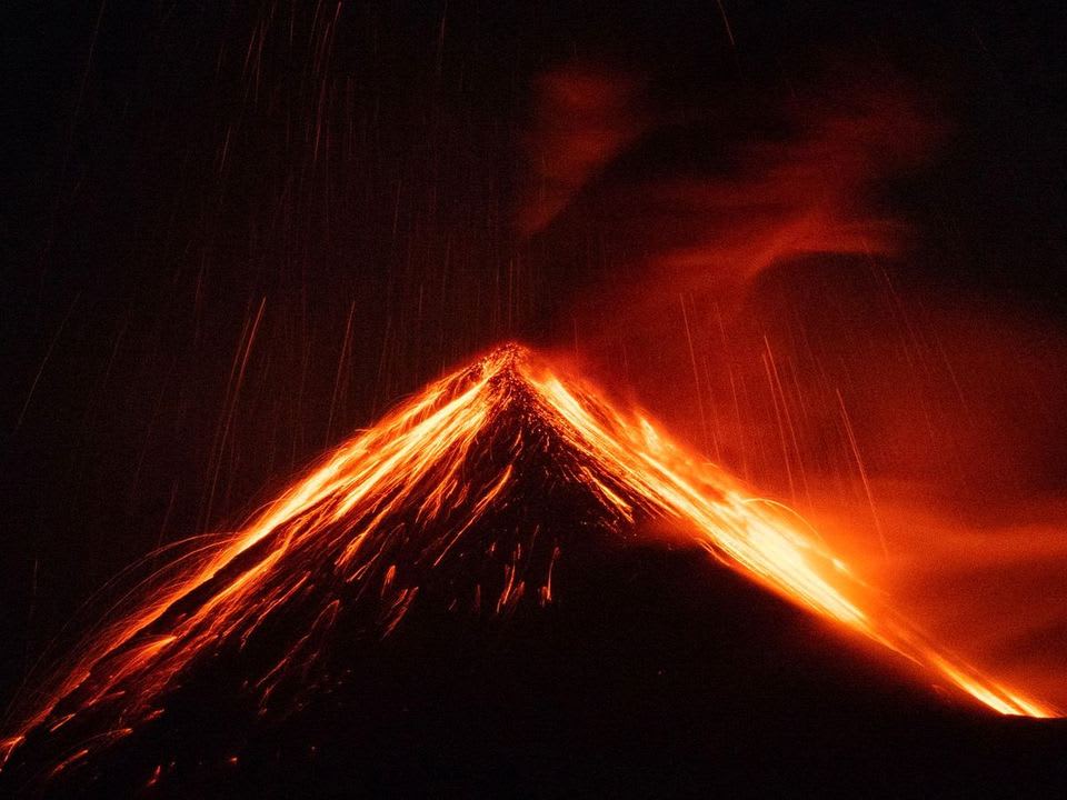 Volcán de Fuego lanzando lava de noche, visto desde Acatenango
