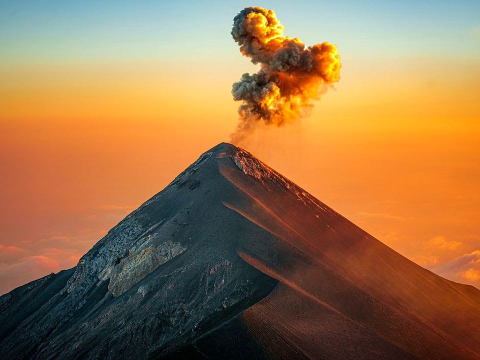 Erupción del Volcán de Fuego al atardecer