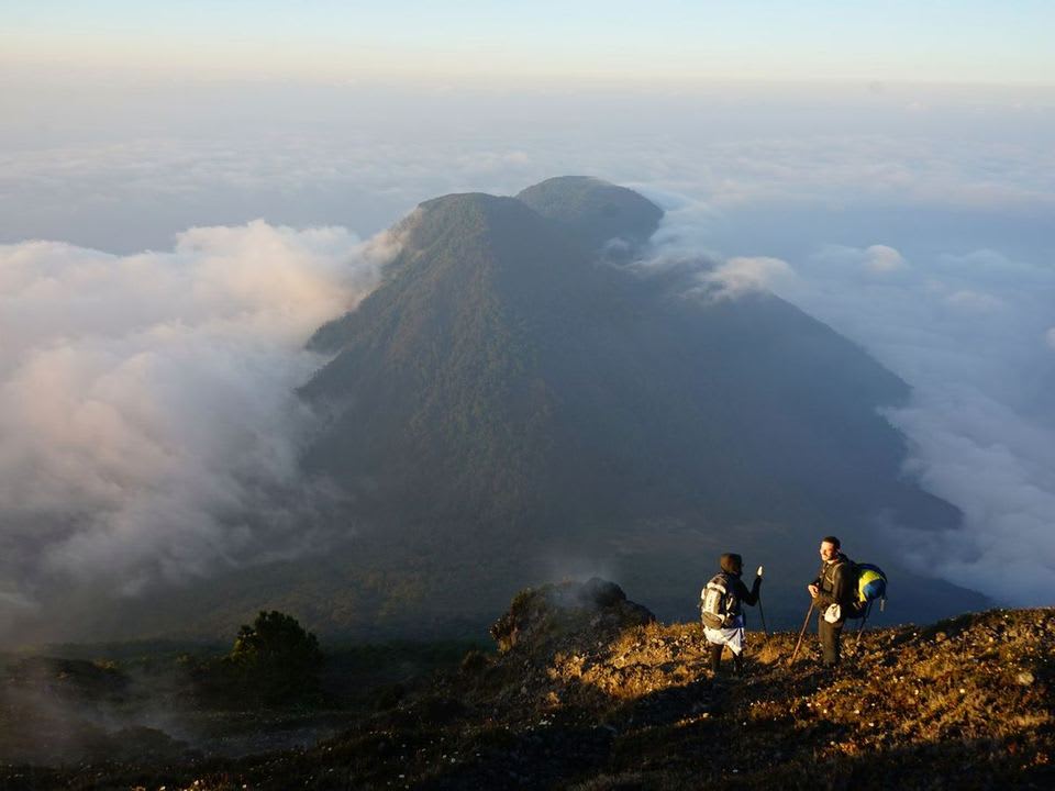 Excursionistas en la cumbre del Acatenango sobre las nubes