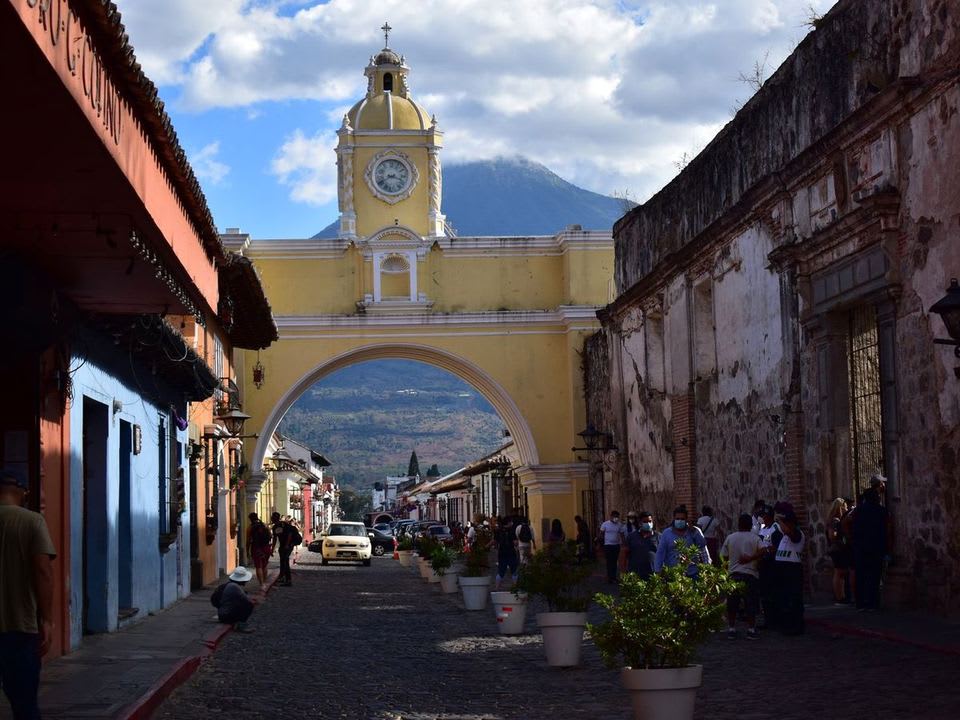 Arco de Santa Catalina con el Volcán de Agua al fondo