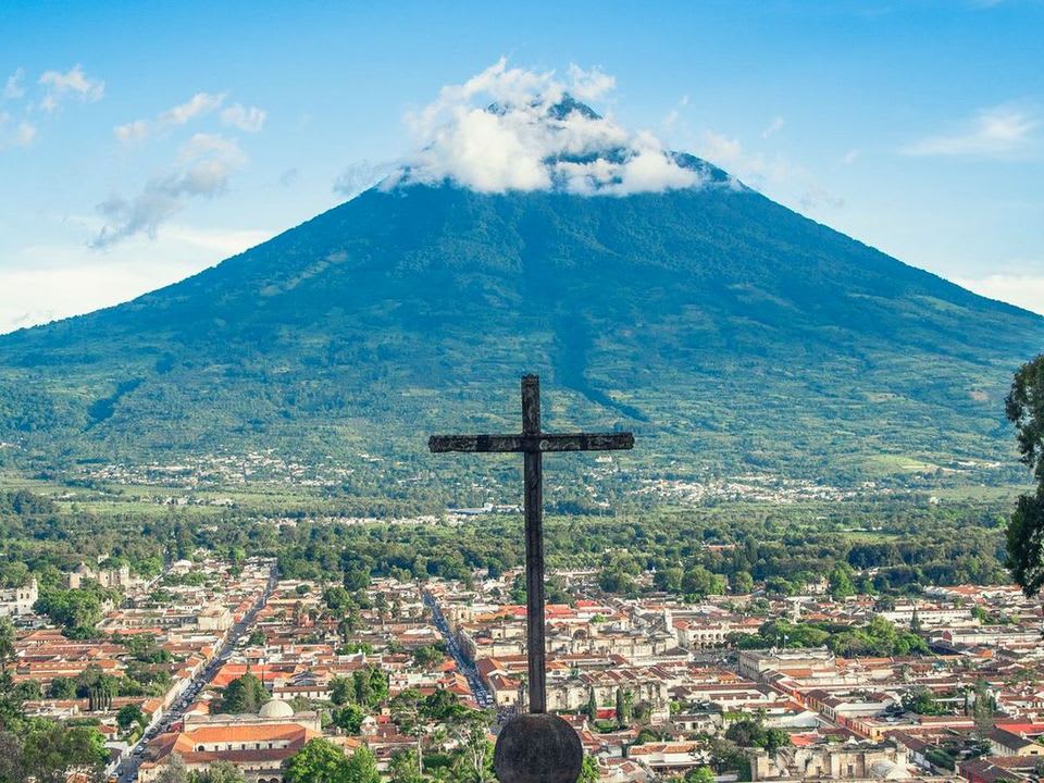 Vista de Antigua desde el Cerro de la Cruz con el Volcán de Agua