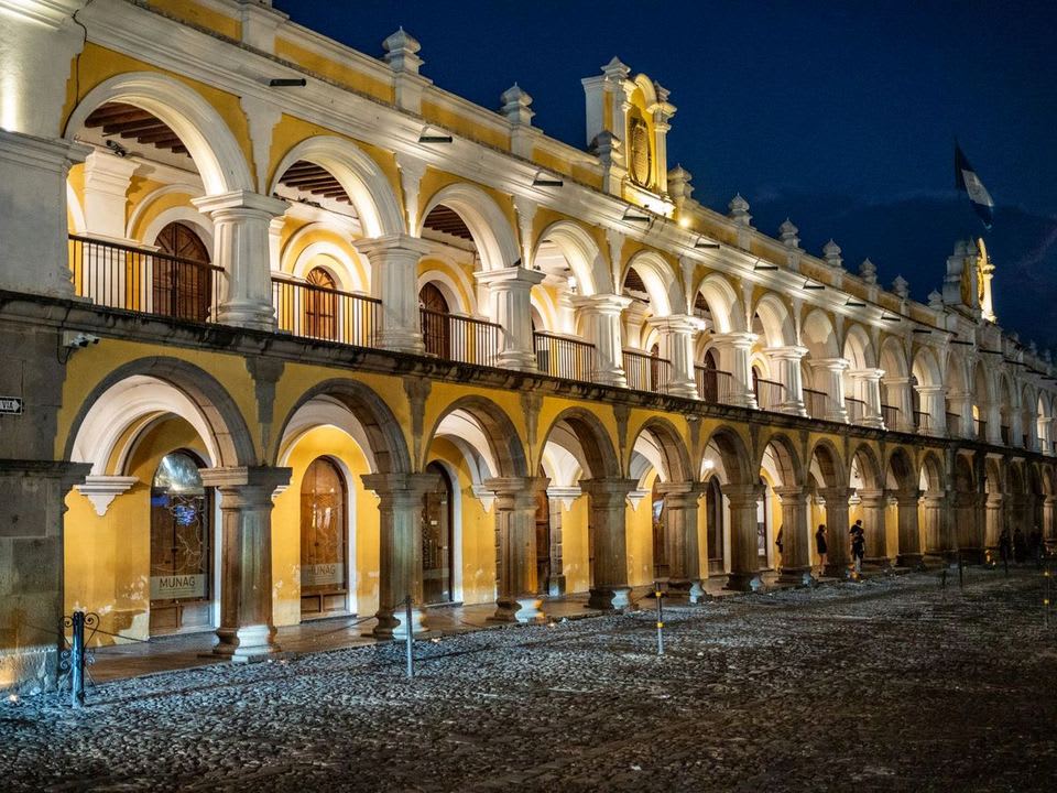 Palacio de los Capitanes Generales iluminado de noche