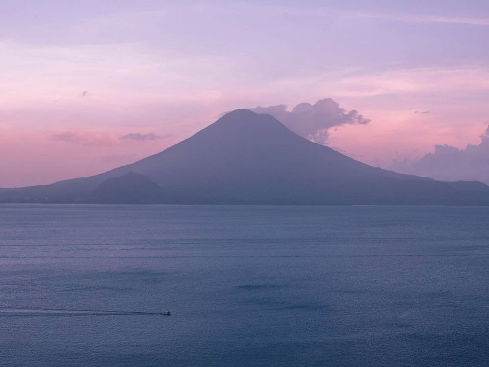 Atardecer rosado sobre el Lago de Atitlán