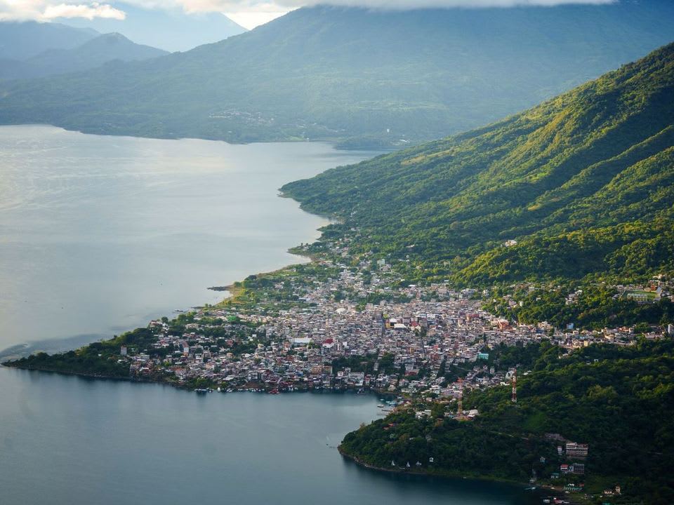 Vista aérea de un pueblo a la orilla del Lago de Atitlán