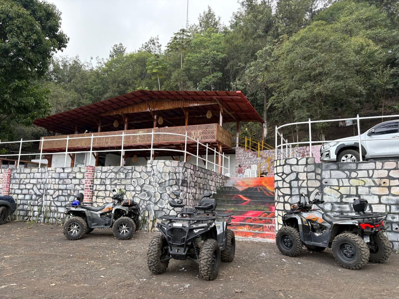 Base del tour con cuatrimotos estacionadas