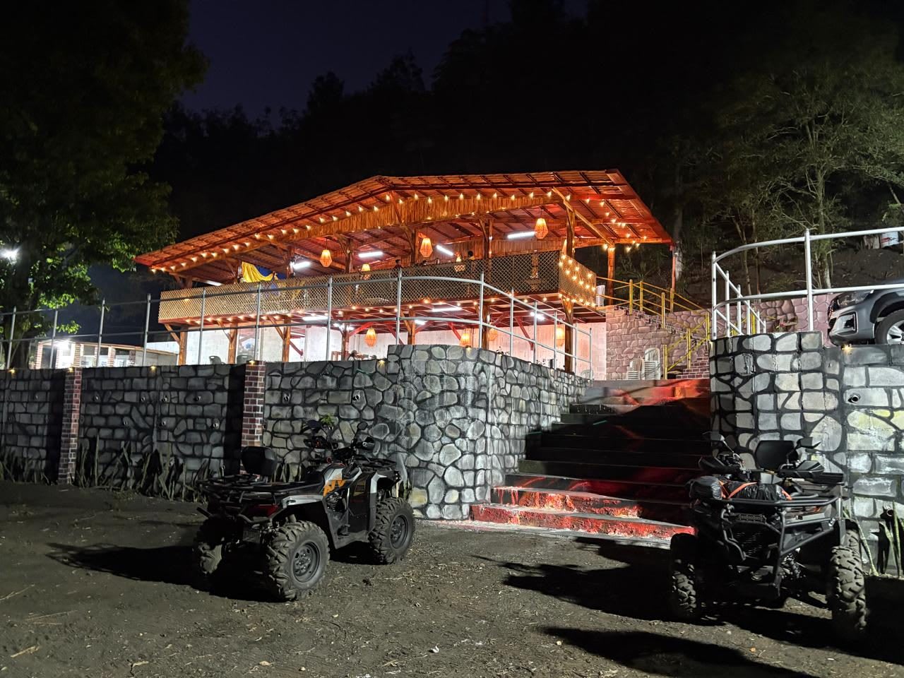 La base iluminada de noche con cuatrimotos al frente
