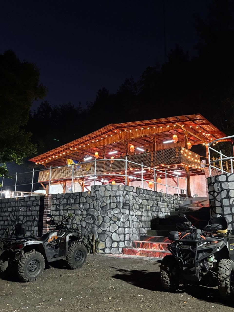 La base iluminada de noche