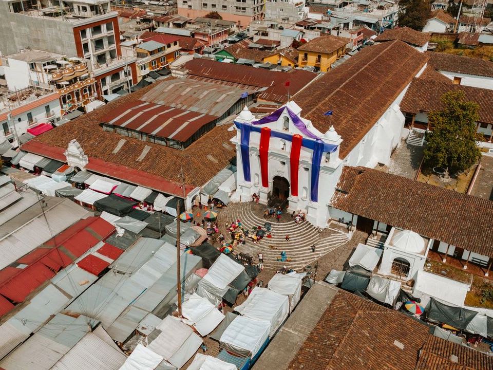 Vista aérea de la iglesia de Santo Tomás y el mercado de Chichicastenango